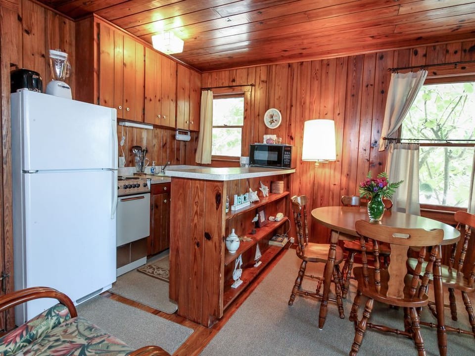 Duplex Cottage Unit 1 - Fully equipped kitchen. Except no dishwasher.