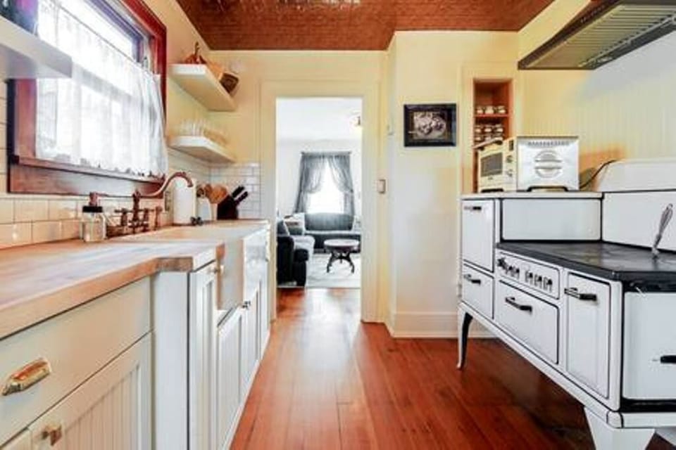 The vintage stove has been refurbished and works!