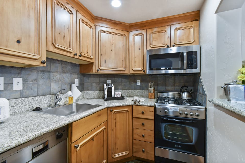 Full kitchen