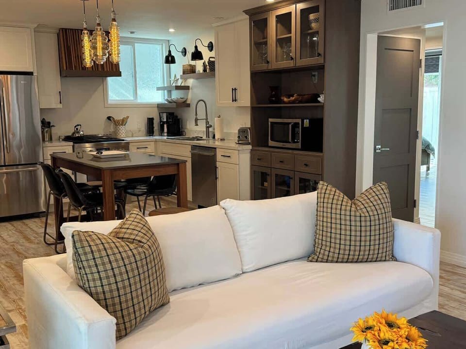 GREAT ROOM KITCHEN