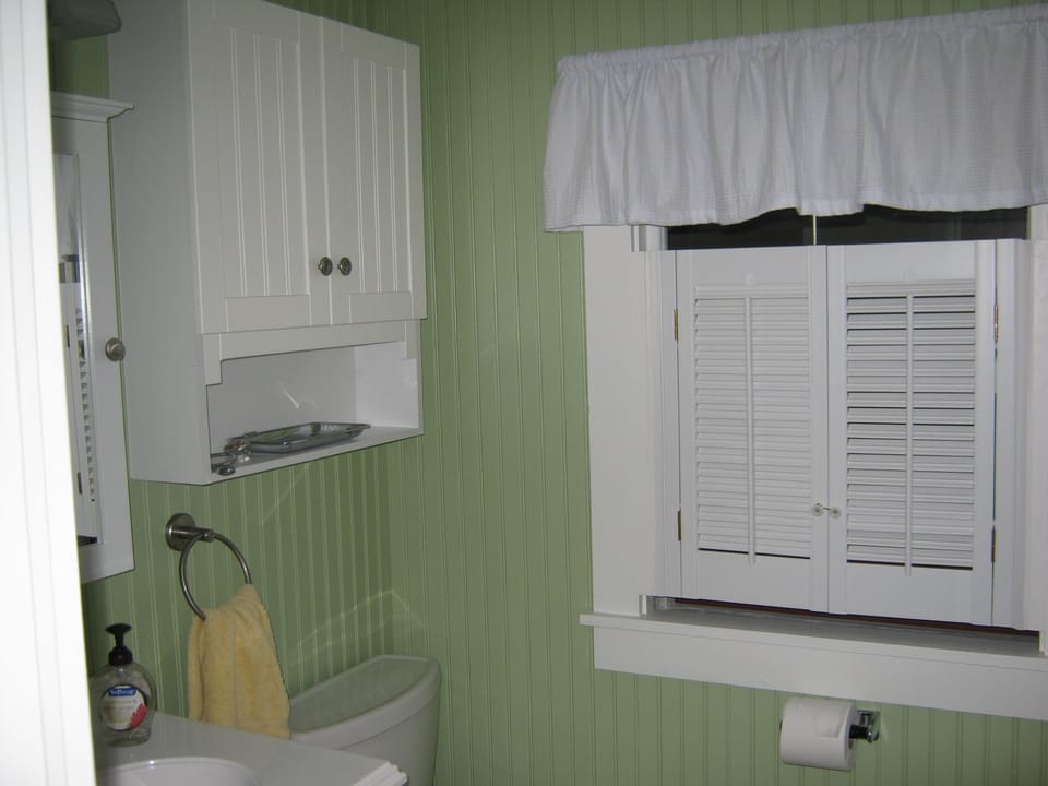 Main floor full bath