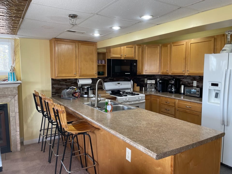 Fully Equipped Kitchen with 4 bar stools