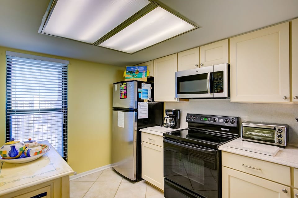 Refrigerator with ice maker