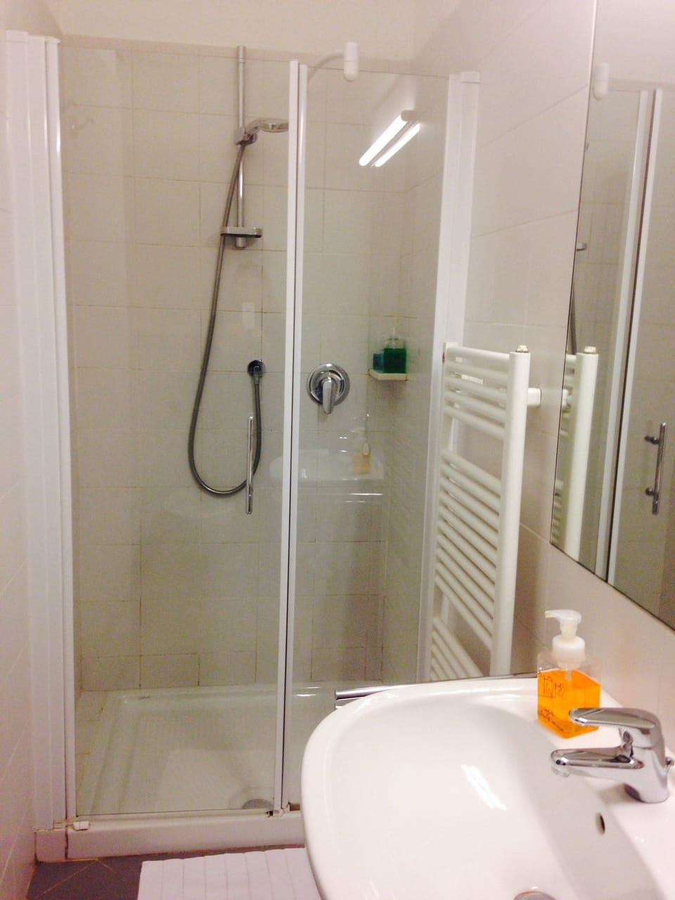 Triple Room | Bathroom | Bathtub, free toiletries, hair dryer, bidet