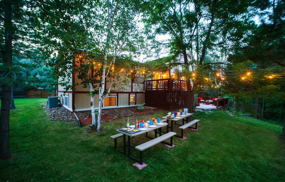 Private yard w/ outdoor eating space, tons of grass for the kids to run around!