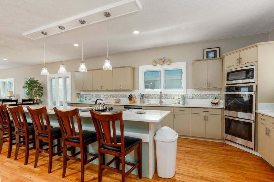 Kitchen and bar/cooktop seating