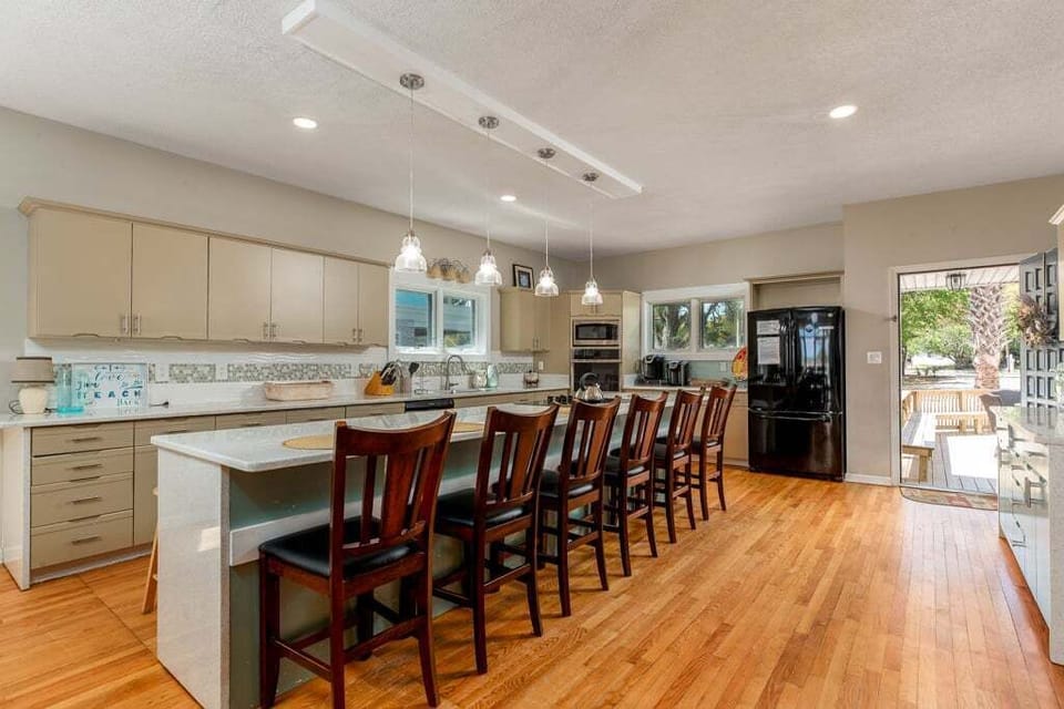 Kitchen with full appliances and lots of seating