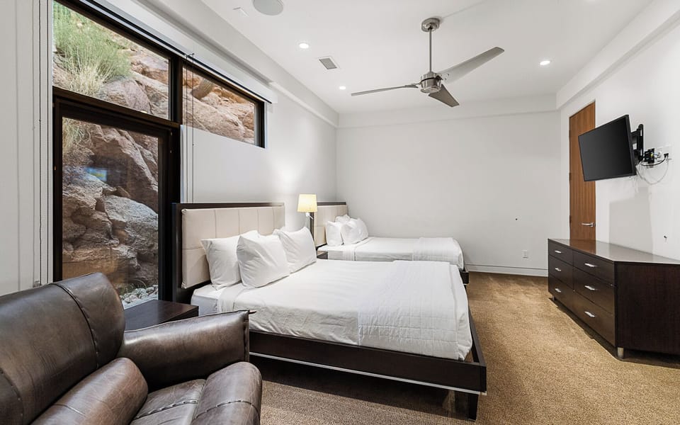 Two queen beds with en suite and mountain views for a restful stay.