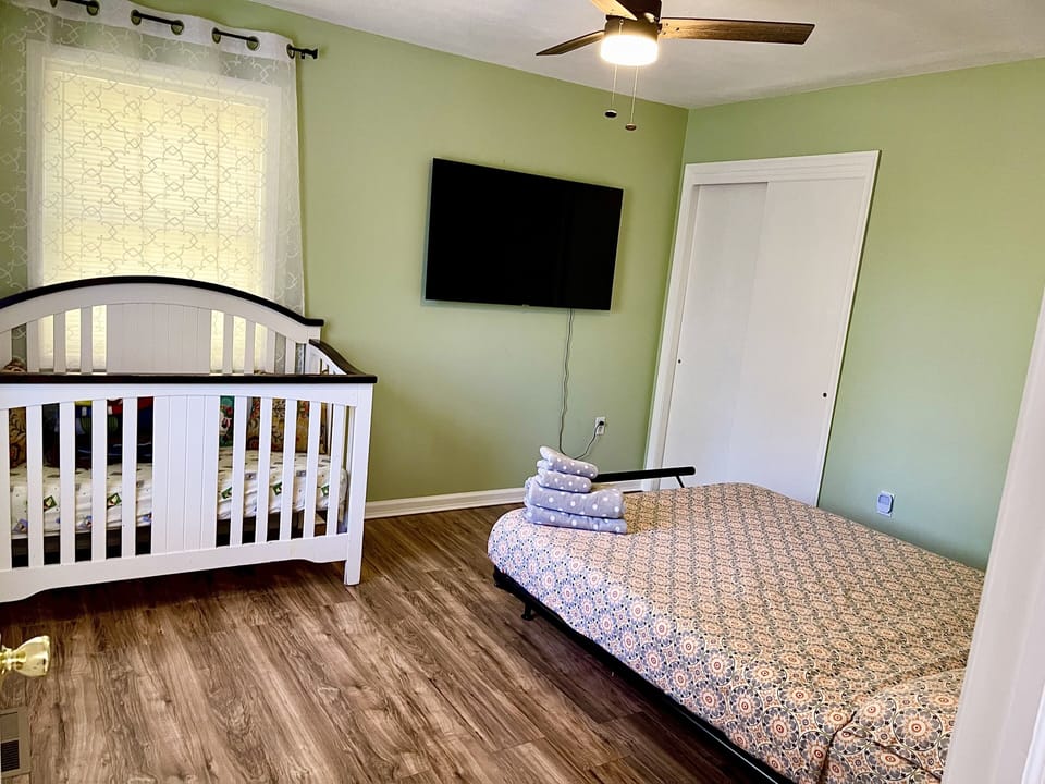 Bedroom #3 ( queen size bed and crib) 
