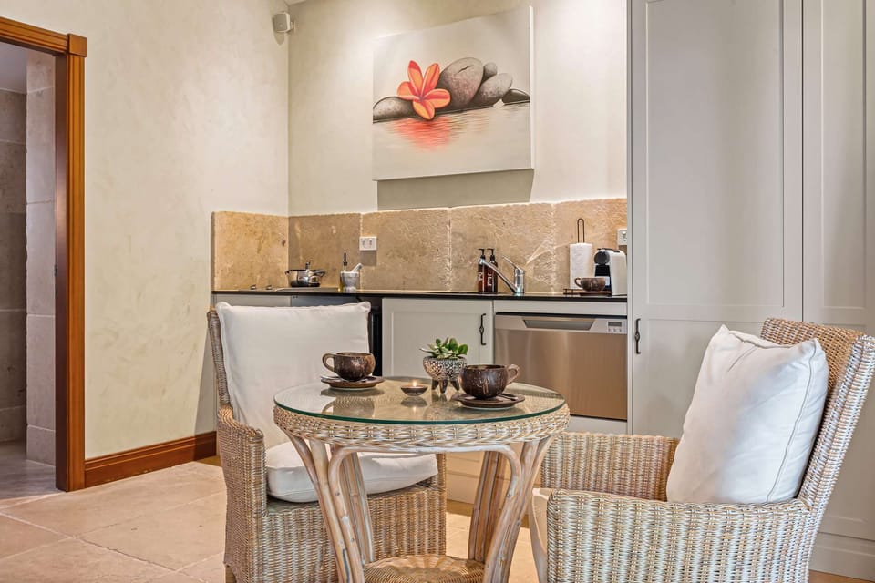 Entry-Dining