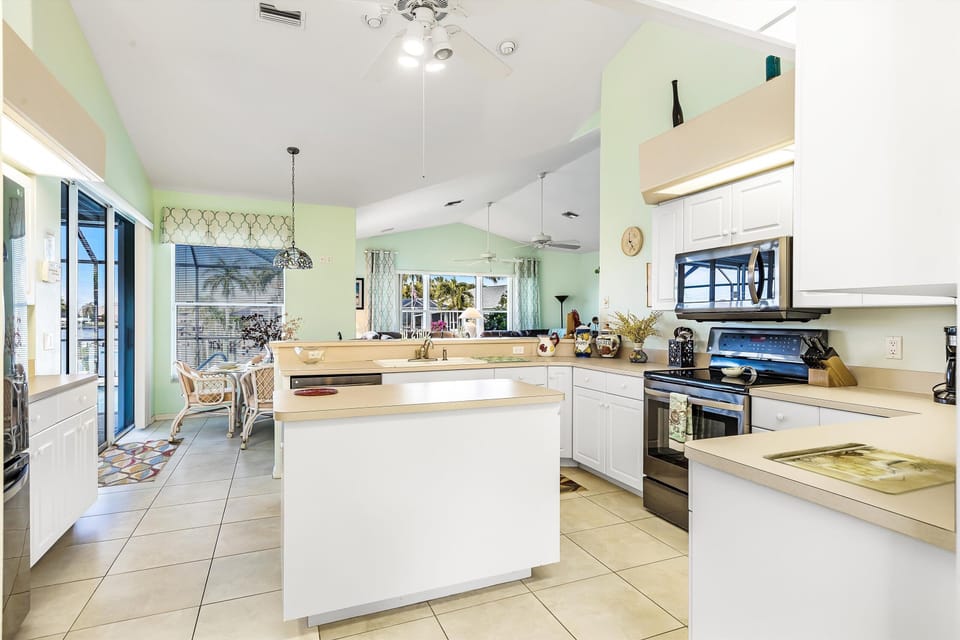 The fully equipped kitchen means that you can make all your meals!