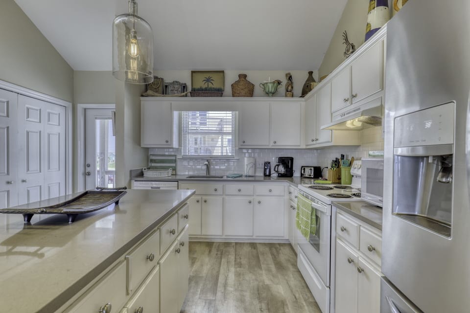 033 Kitchen.jpeg