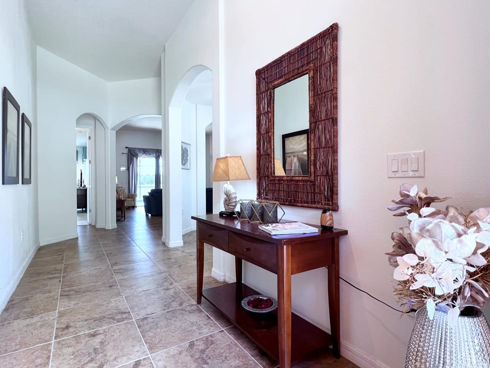 Beautiful 5 bed 4 bath villa located in Watersong