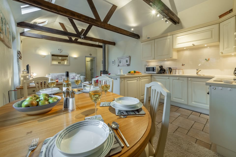 Little Gull, Roserrow. Ground floor:  Open-plan dining area