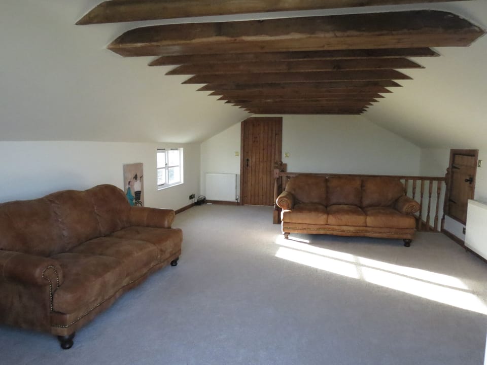 Large sitting room with TV and DVD player