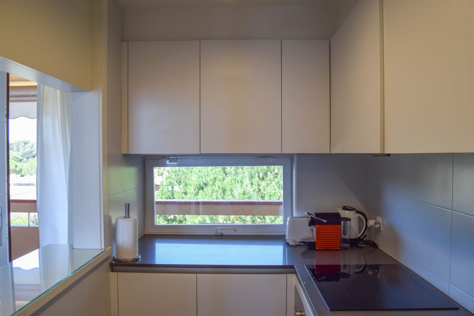 First line apartment with 2 double bedrooms, 1 bathroom, internet, parquing, 