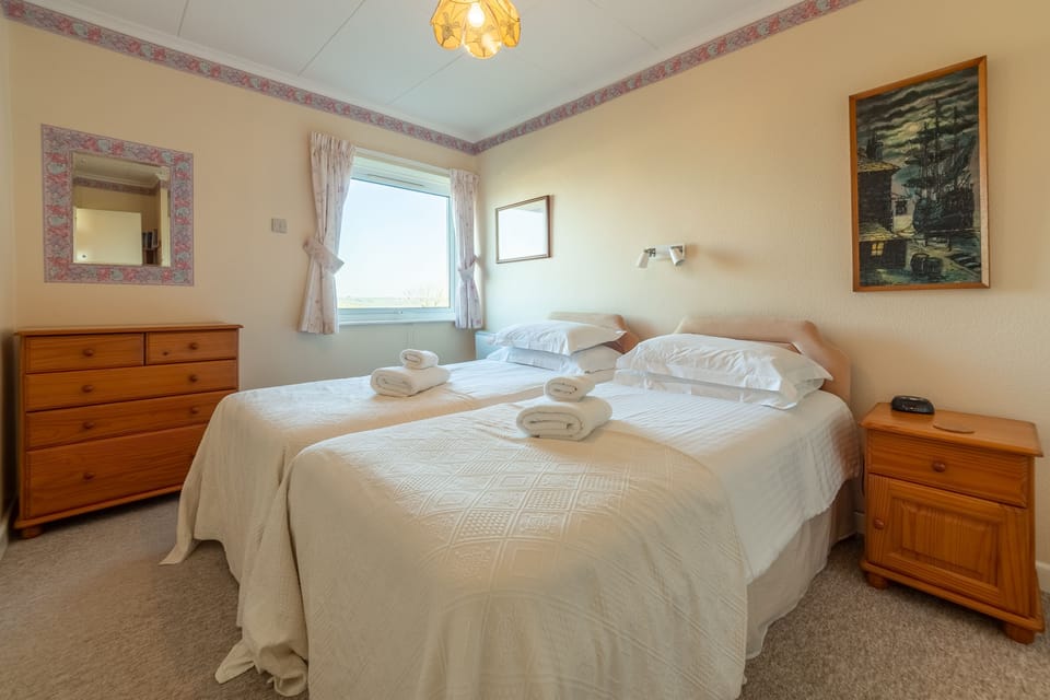 12 Westward Flats, Polzeath. First floor: Twin bedroom