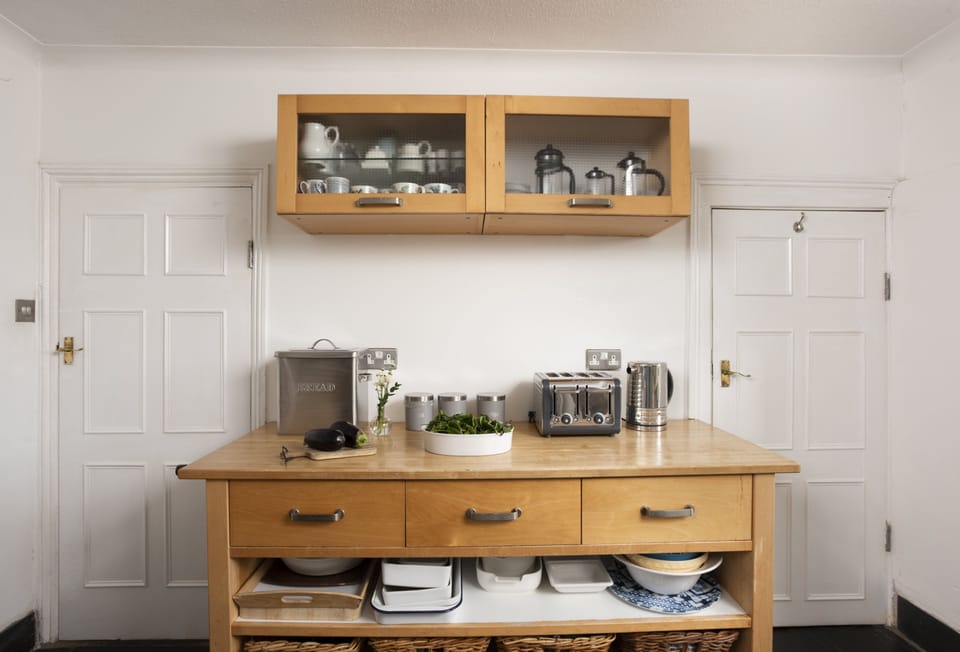 Trethoway, Port Isaac: Kitchen with a range cooker, small breakfast bar, dishwasher, large fridge and separate freezer.