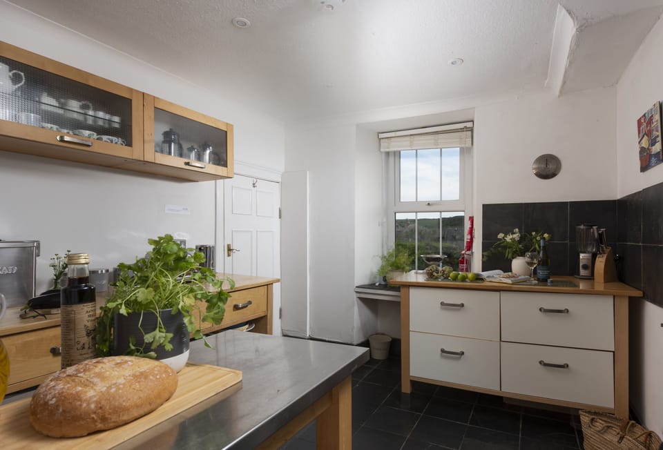 Trethoway, Port Isaac: Kitchen with a range cooker, small breakfast bar, dishwasher, large fridge and separate freezer.