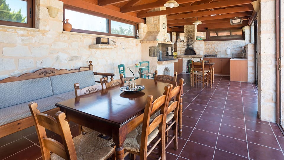 The small barbecue house with kitchenette, barbecue, wood oven and bathroom