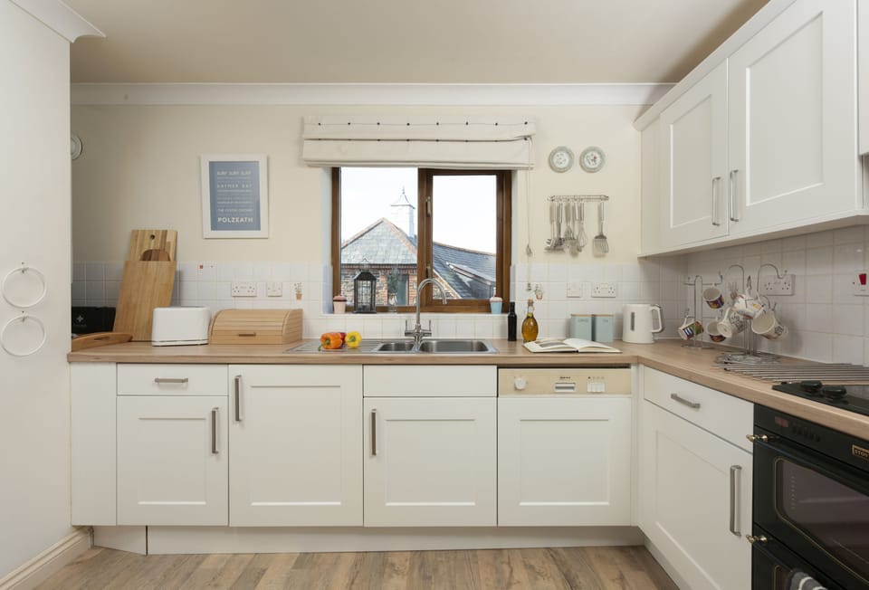 Keepers Cottage, Polzeath. First floor: Prepare family meals