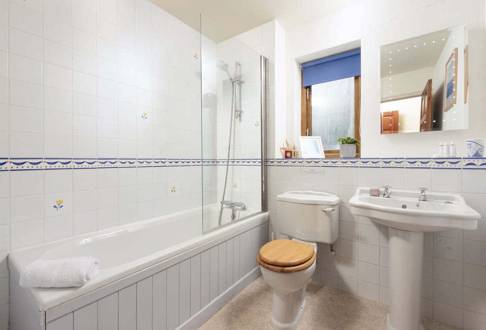 Keepers Cottage, Polzeath. First floor: Family bathroom