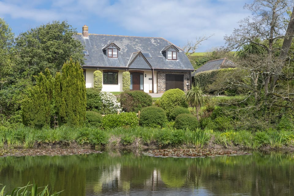 April Cottage, Polzeath. Overlooking the peaceful lakes of Roserrow