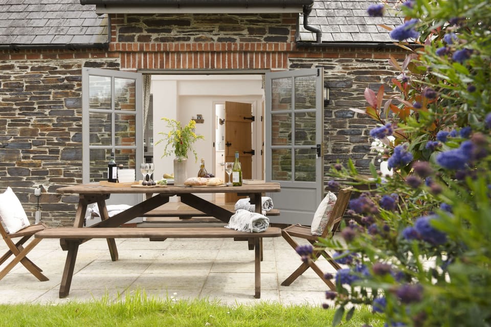 Wedge Cottage, Roserrow. Gather around with loved ones on those warmer days