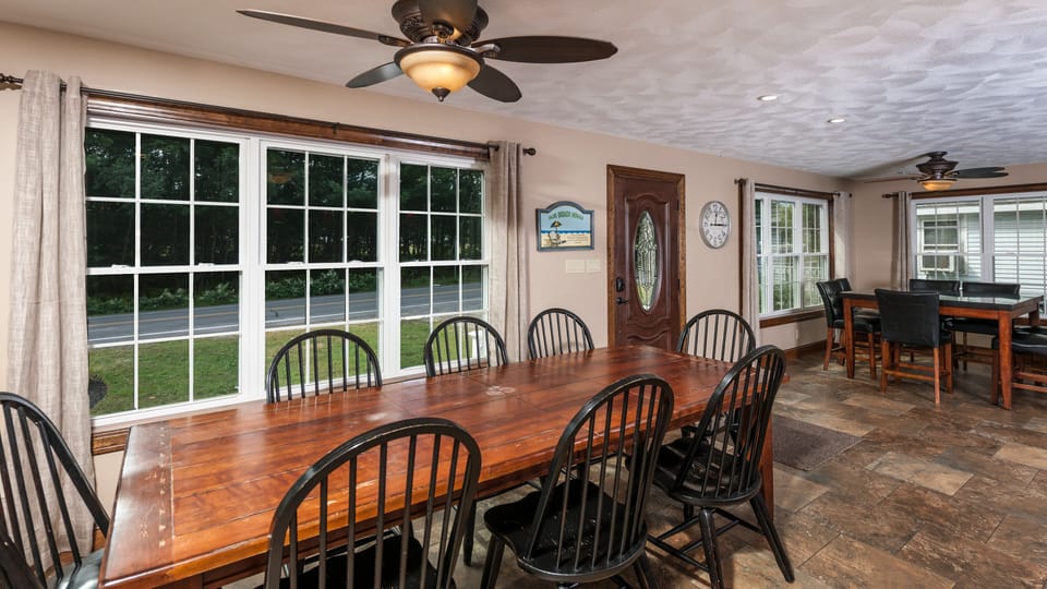 Open concept dinning 
20 people can sit at same time 