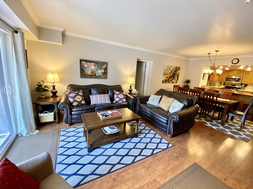 New comfortable furniture w/lots of seating & Queen pull-out sleeper sofa bed!