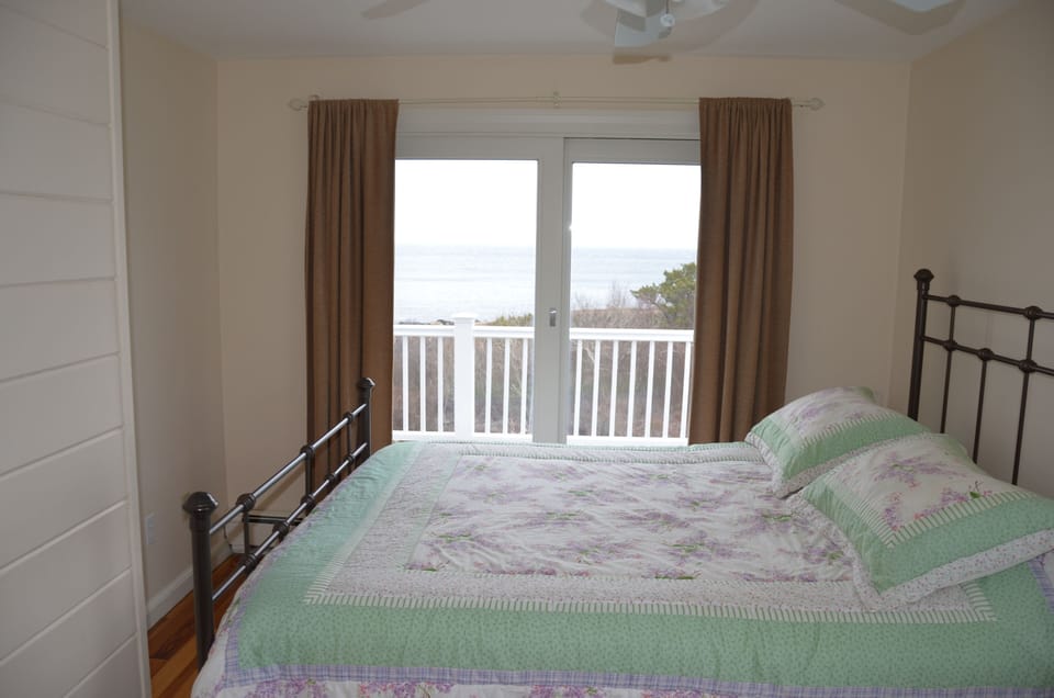 Bedroom 2: Queen Bet