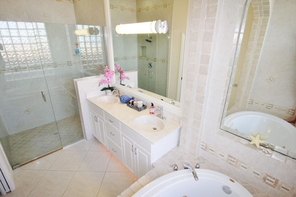 Master en-suite bathroom with dual sinks, large walk in shower and Jacuzzi Tub.