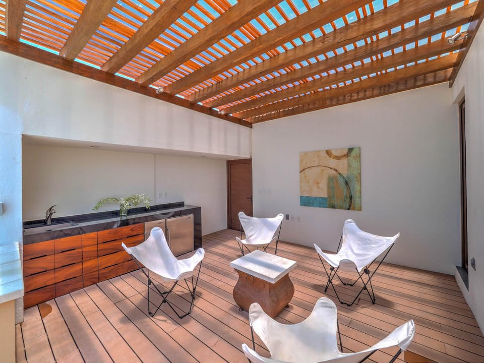 Private rooftop pergola/wetbar