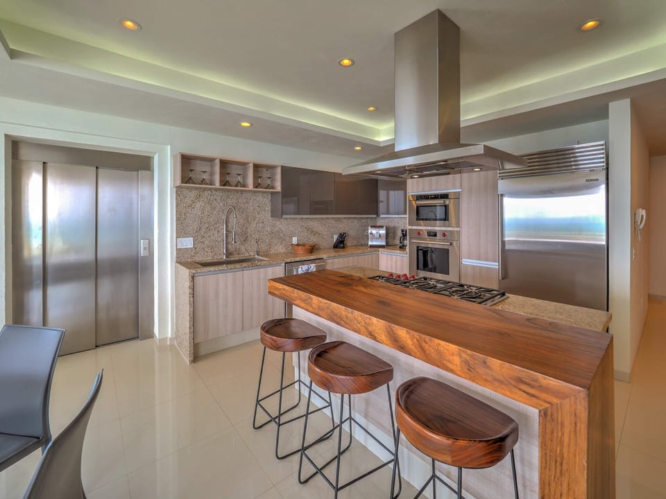Kitchen and breakfast bar