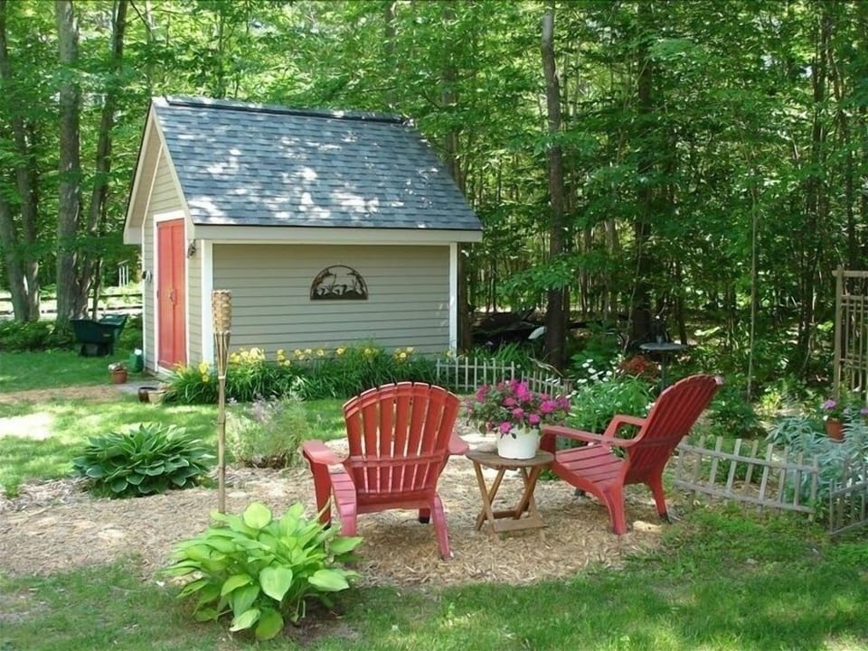 Restful Wooded Garden at Maple Woods