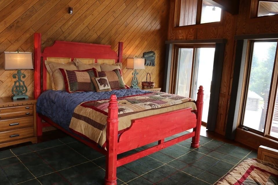 Moose Crossing Master Suite 
King size bed & Private Bathroom
with Shower