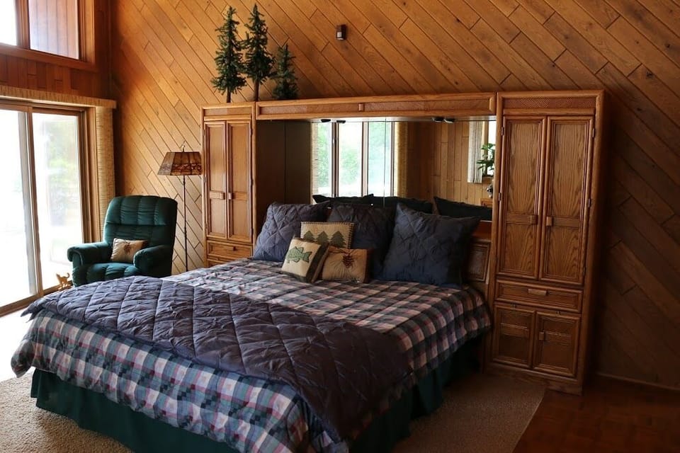 Bears Den Master Suite
King Bed 
Private Bathroom with Shower