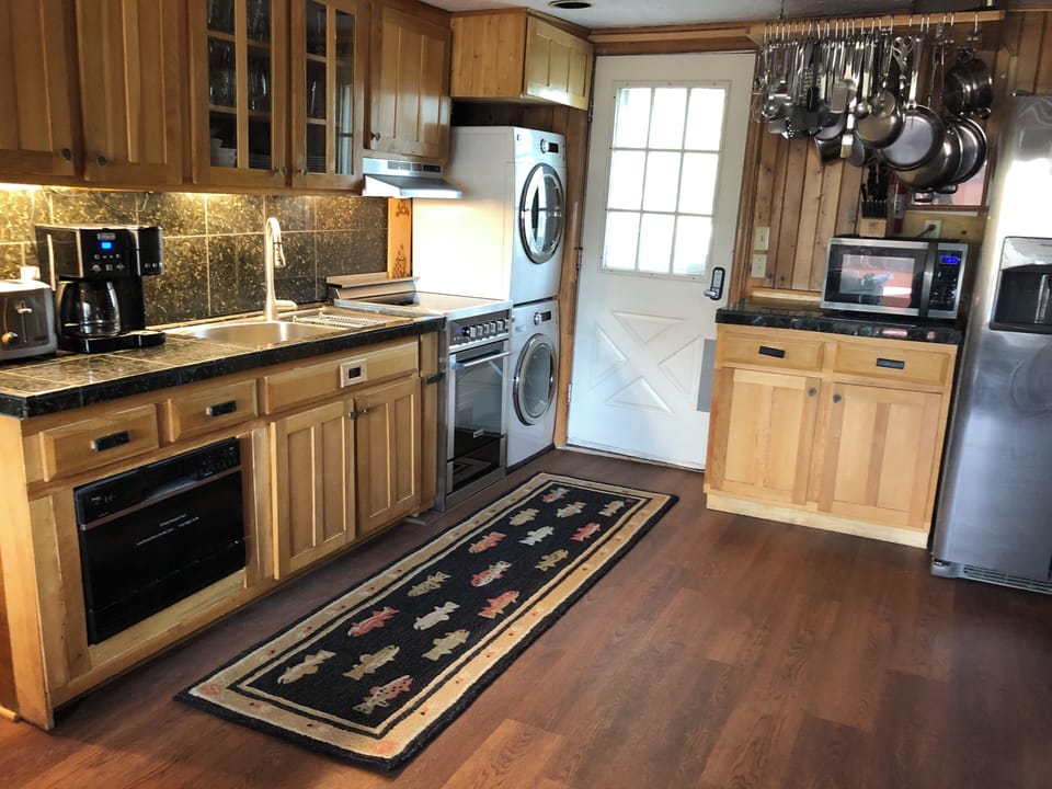 Fully Equipped Home Away from Home. Modern Kitchen & Laundry Amenities