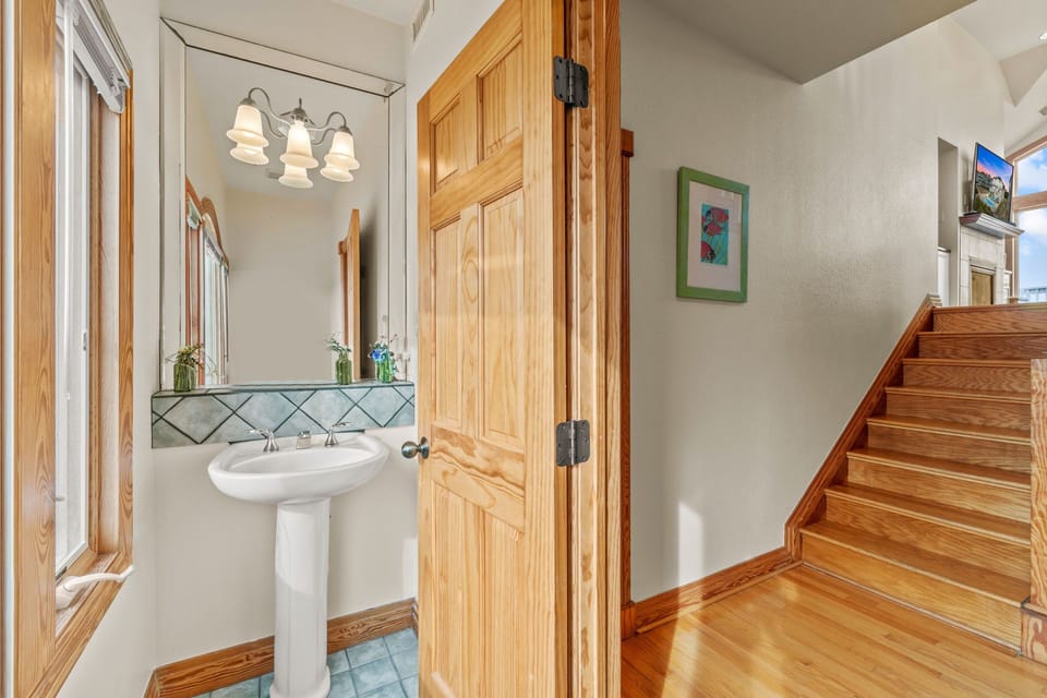 Surf or Sound Realty - 400 - Neptune's Nest - Half Bath on Landing