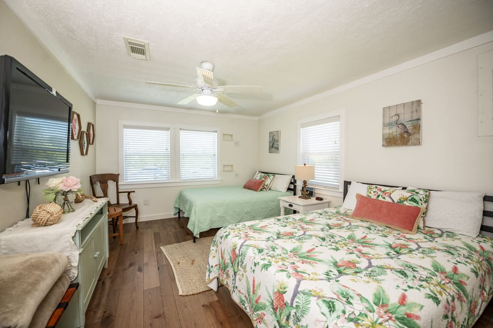 Large bedroom with 2 queen size beds.