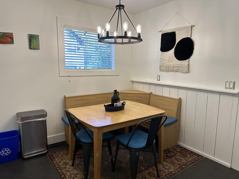 Dining for 6...Extra leaf and chairs