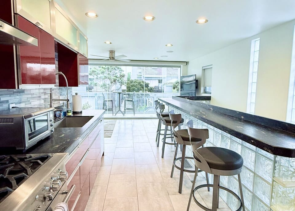 Full kitchen