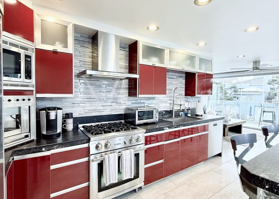 Full kitchen