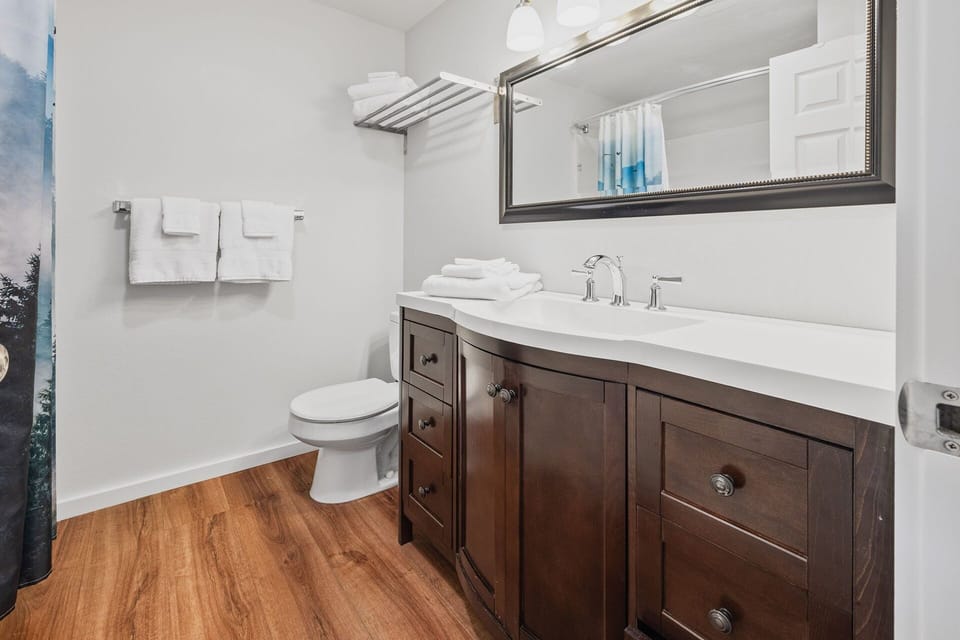 Full bath in the hallway for both bedrooms to share.