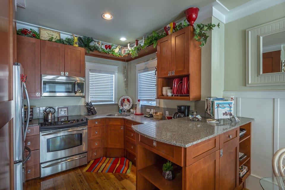 2nd Level - Ye upscale galley