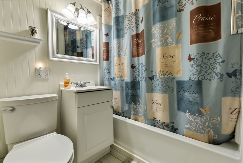Downstairs bath with tub
