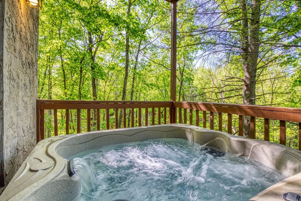 Cabin in the Smokies - "Grandpas Getaway" - Lower level deck with hot tub