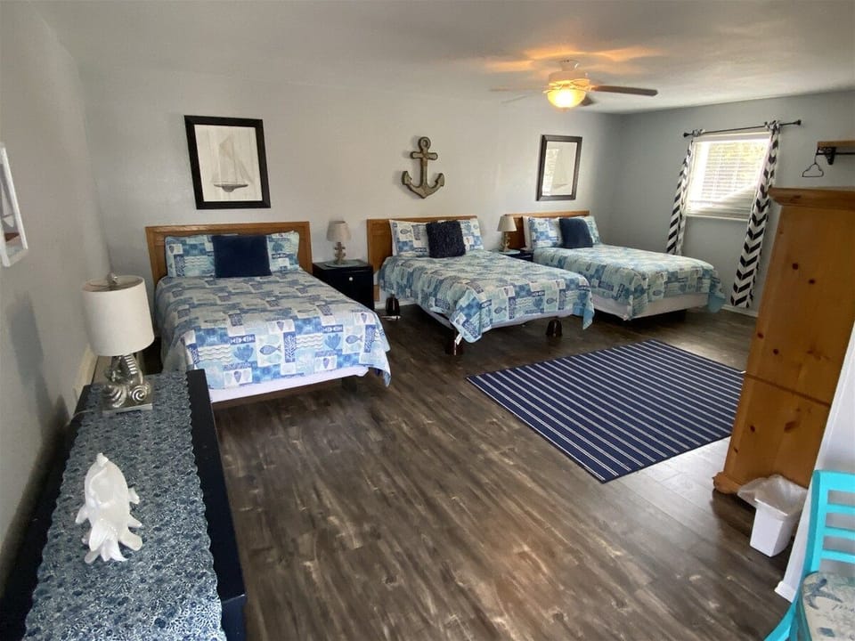 Upstairs suite 3 full beds