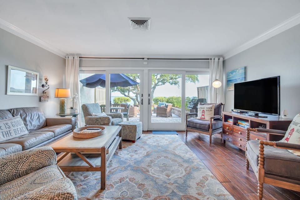 Living area with a tv