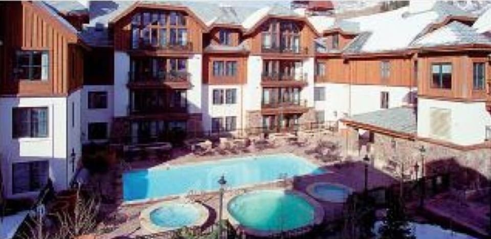 Hot tub and pool for apres-ski